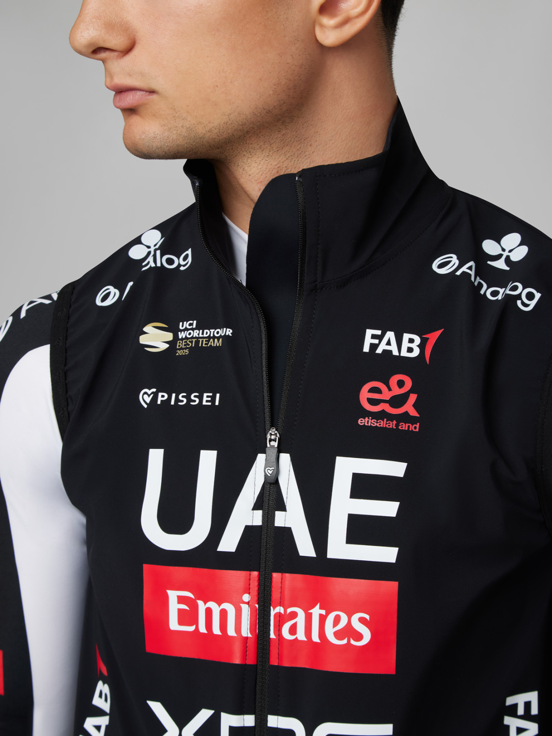 PISSEI: UAE TEAM EMIRATES - XRG 2026 OFFICIAL WATERPROOF VEST