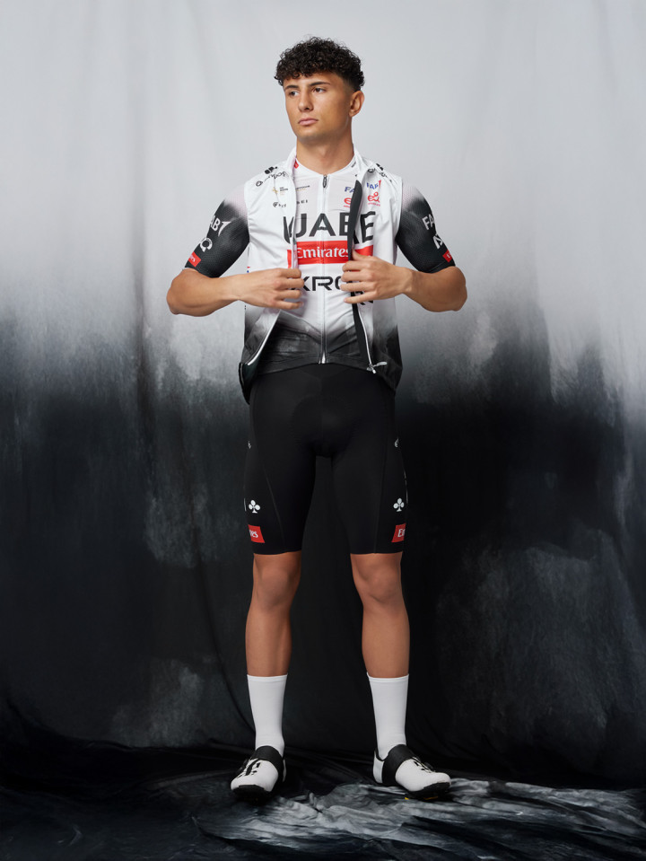 PISSEI: GILET UAE TEAM EMIRATES - XRG 2025