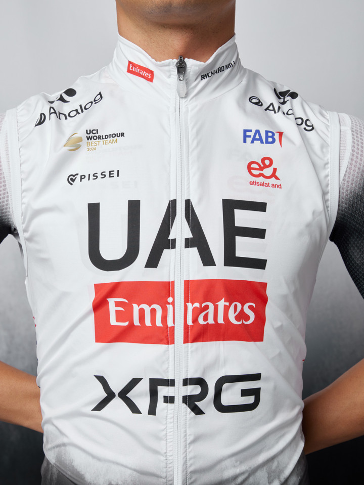 PISSEI: GILET UAE TEAM EMIRATES - XRG 2025