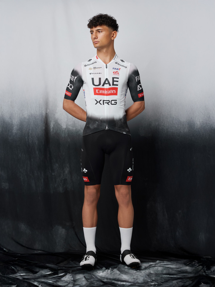 PISSEI: MAILLOT MANCHES COURTES MAGISTRALE OFFICIAL UAE TEAM EMIRATES - XRG 2025