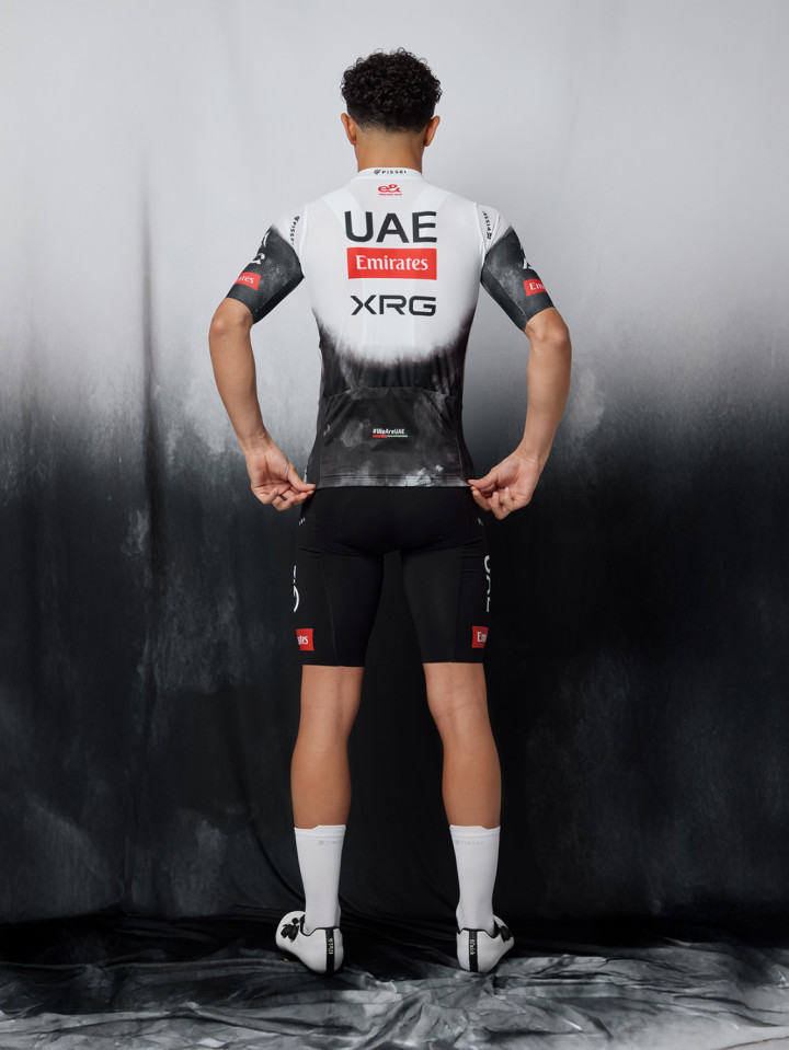 PISSEI: MAILLOT MANCHES COURTES MAGISTRALE OFFICIAL UAE TEAM EMIRATES - XRG 2025