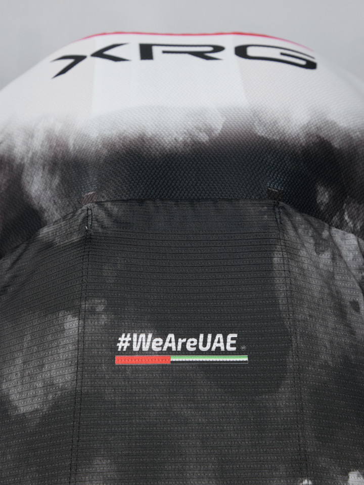 PISSEI: MAILLOT MANCHES COURTES MAGISTRALE OFFICIAL UAE TEAM EMIRATES - XRG 2025