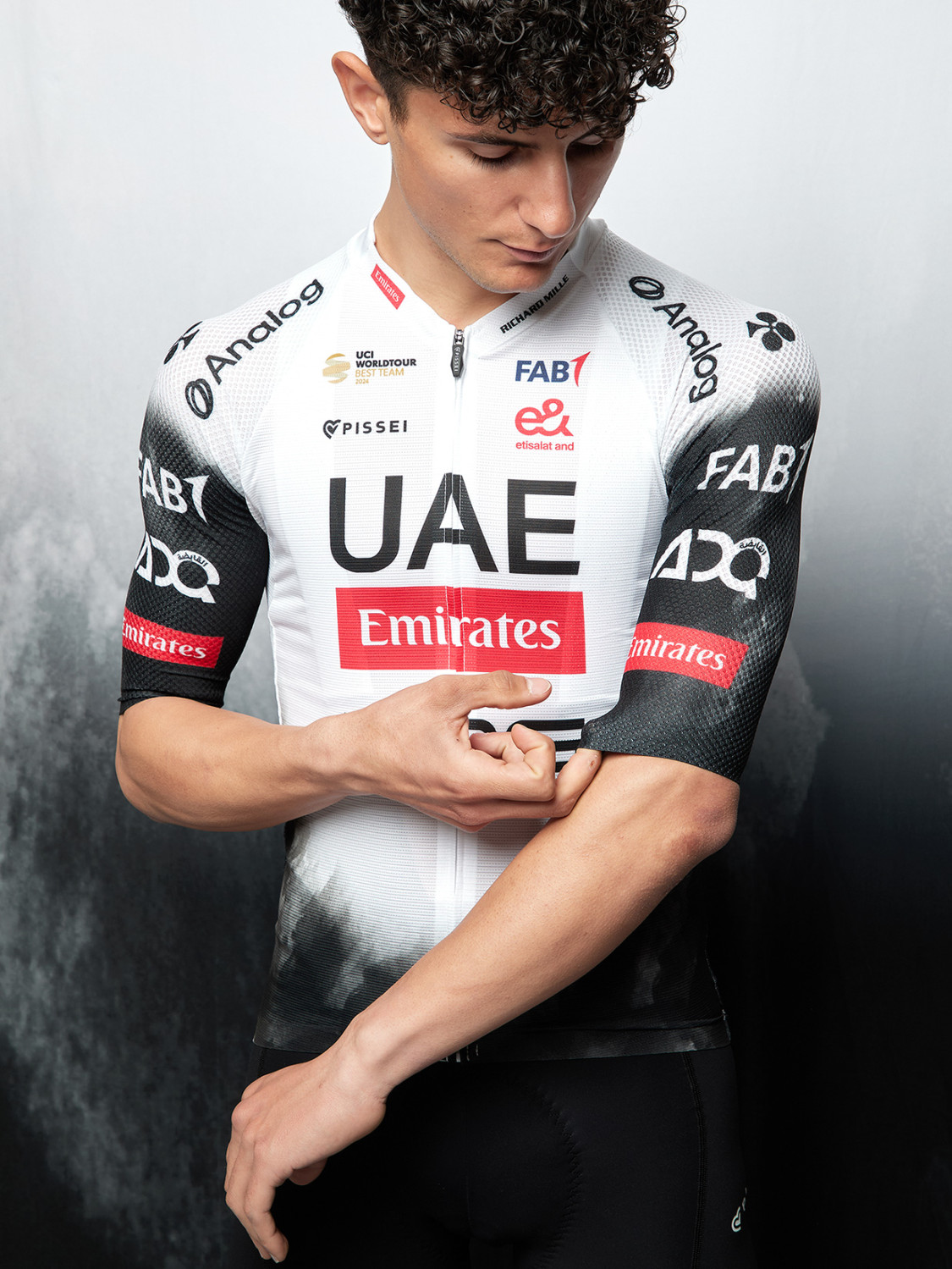 PISSEI: MAILLOT MAGISTRALE ULTRA MANGA CORTA UAE TEAM EMIRATES 2025