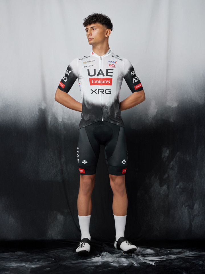 PISSEI: MAGLIA A MANICHE CORTE REPLICA UAE TEAM EMIRATES - XRG 2025