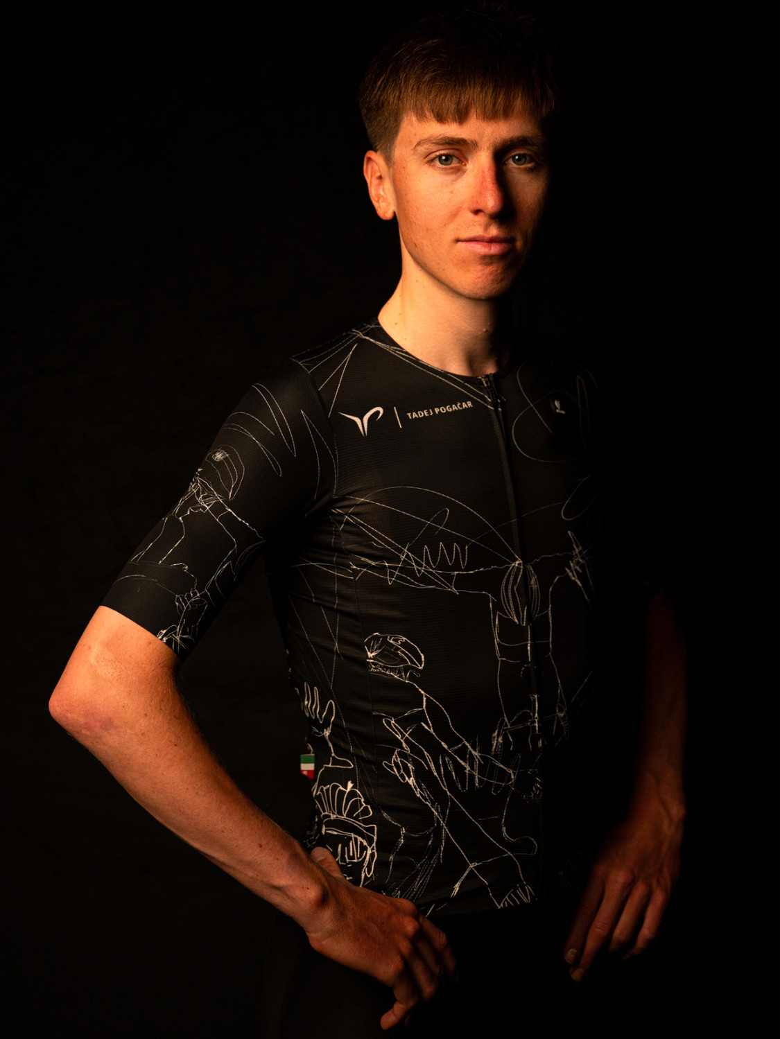 PISSEI: MAILLOT PRIME MANGA CORTA SIN CUELLO PARA CELEBRACIONES TADEJ POGACAR