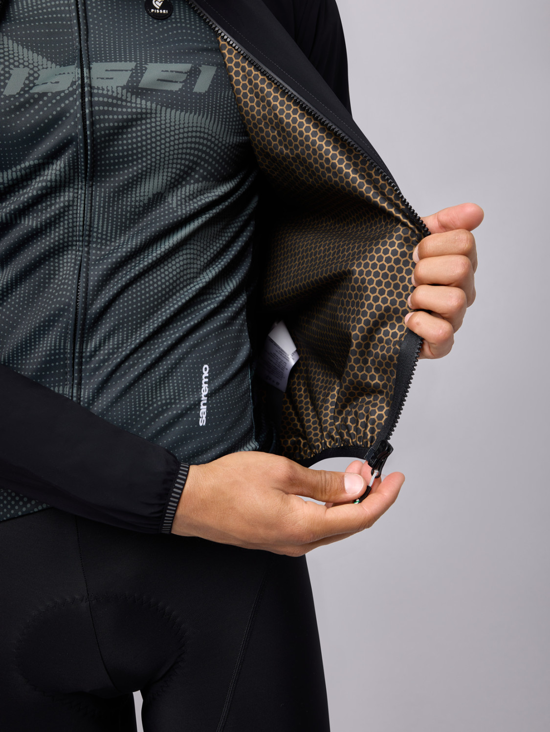 PISSEI: RAIN JACKET