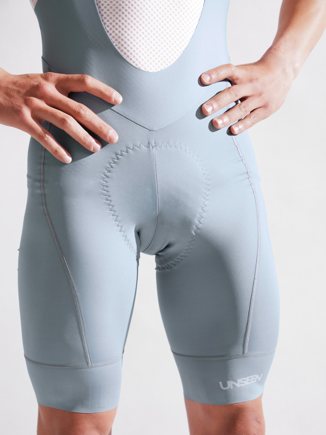 PISSEI: KURZE TRÄGERHOSE UNSEEN