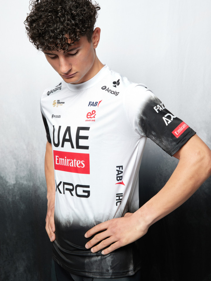 PISSEI: MAILLOT MANCHES COURTES UAE TEAM EMIRATES - XRG 2025